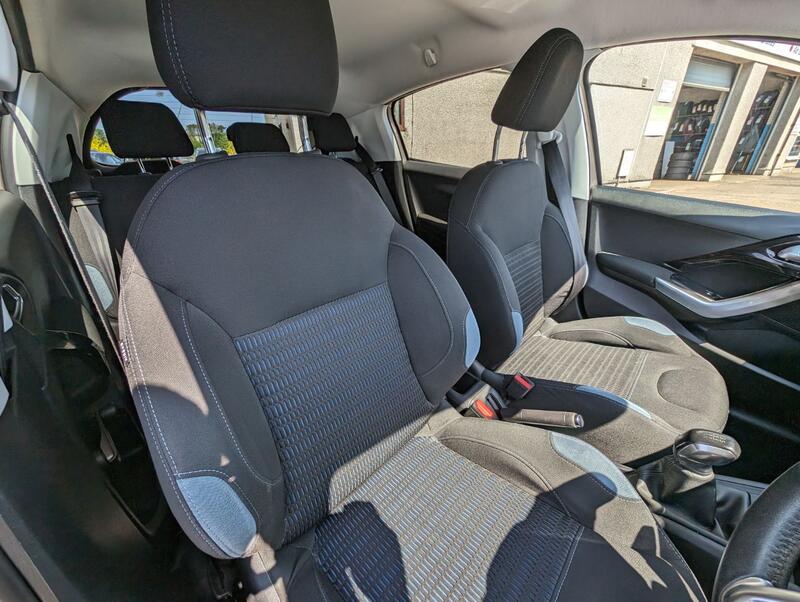 PEUGEOT 208