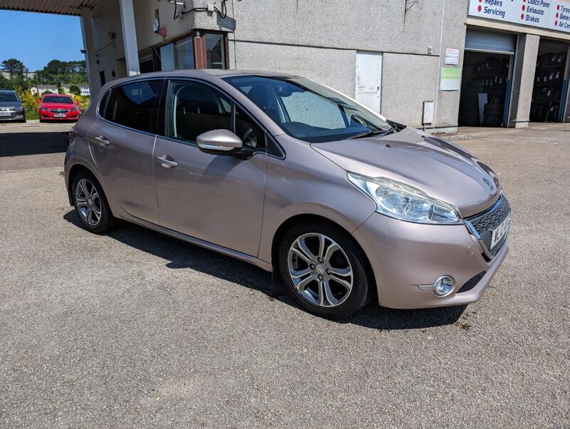 View PEUGEOT 208 1.4 VTi Allure