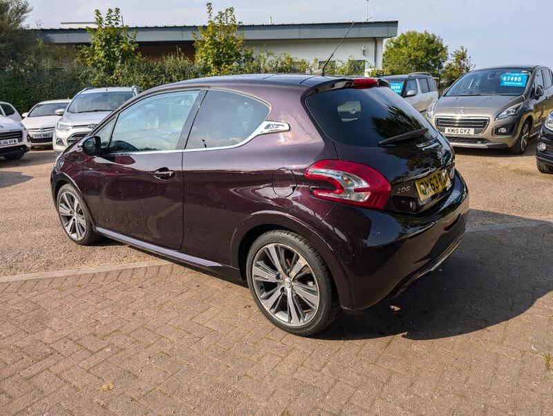 PEUGEOT 208