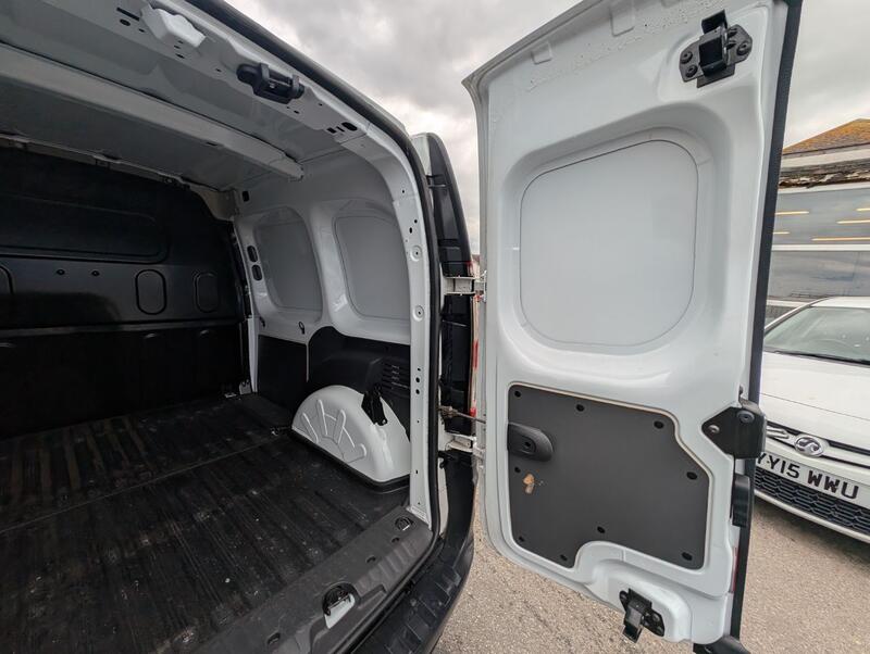NISSAN NV250