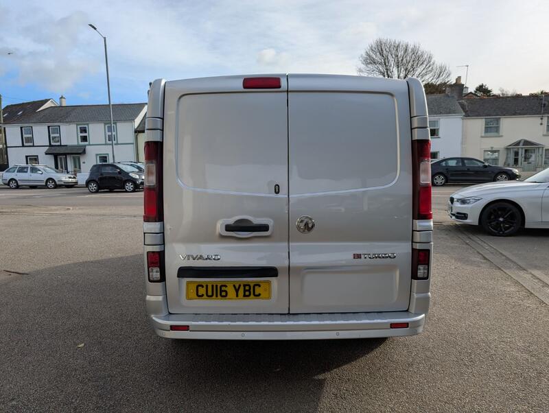 VAUXHALL VIVARO