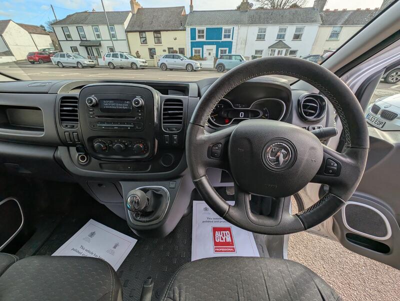 VAUXHALL VIVARO
