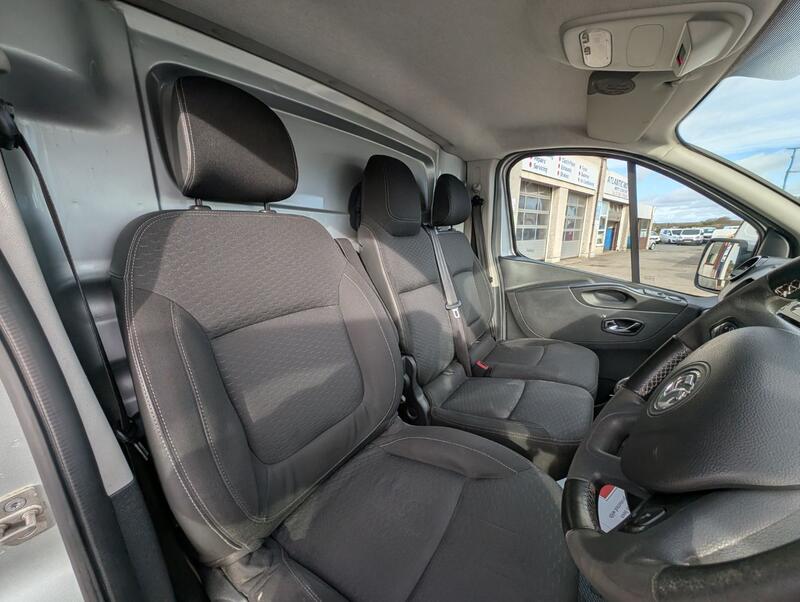 VAUXHALL VIVARO