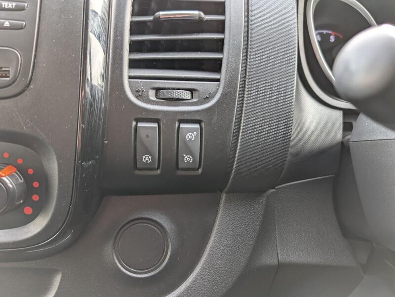 VAUXHALL VIVARO