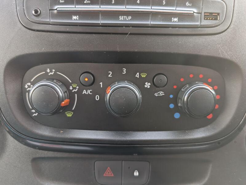 VAUXHALL VIVARO