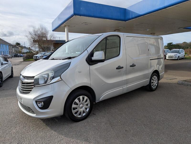 VAUXHALL VIVARO