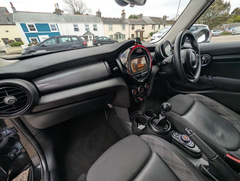 MINI HATCH